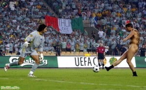 Британский стрикер Марк Робертс пытается забить гол в ворота «ФК Порту»