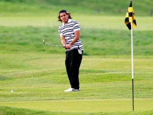 Карлос Тевес играет в гольф