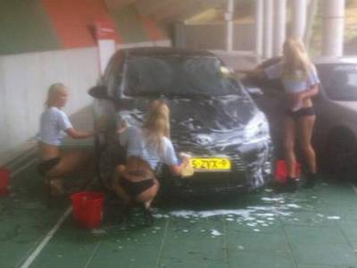 Девушки моют авто