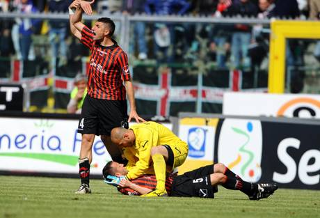 CALCIO: NOCERINA; MALORE IN CAMPO POMANTE, VIA IN AMBULANZA