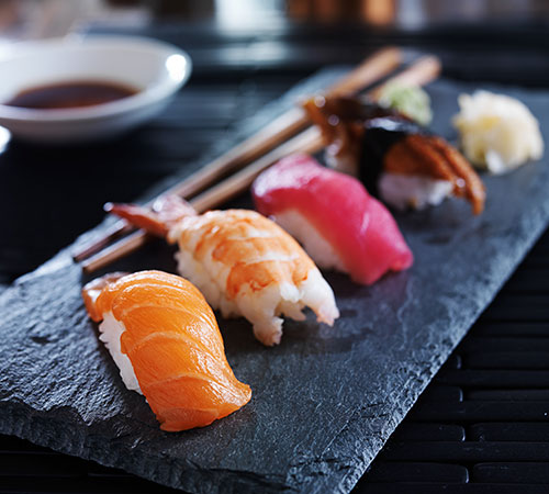 Assiette-en-ardoise-sushi