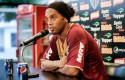 Роналдиньо сделал операцию на передних зубах