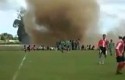 Видео. Футбольный матч не смог остановить даже торнадо